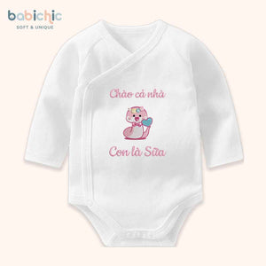 Set đồ đầy tháng bé gái thêu rắn hồng “Con là Sữa” – Tông pastel cá nhân hóa dễ thương