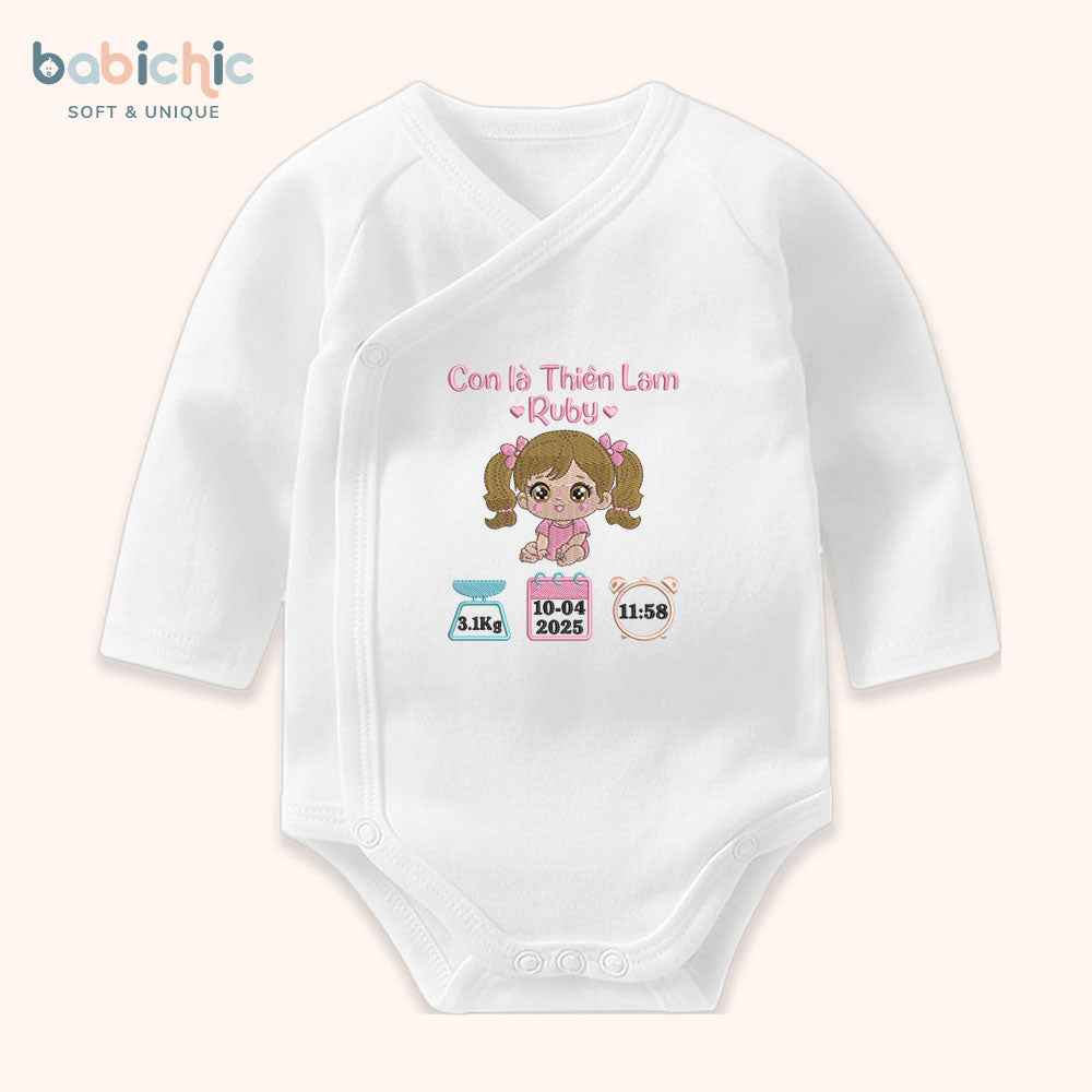 Set đầy tháng bé gái thêu tên Ruby & hình bé Thiên Lam – Quà sơ sinh cá nhân hóa dễ thương