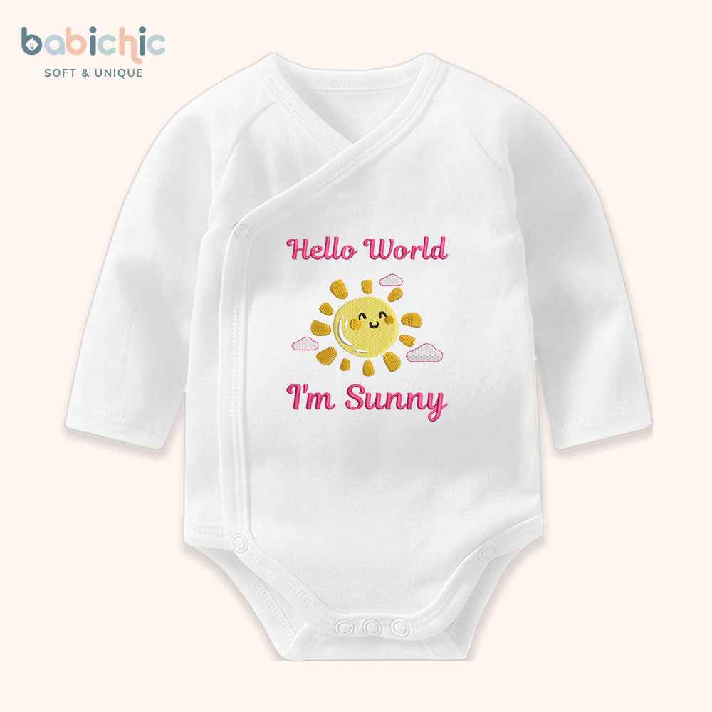 Set đồ đầy tháng bé gái thêu tên cá nhân hóa – Mẫu “I’m Sunny”, hình mặt trời tươi sáng