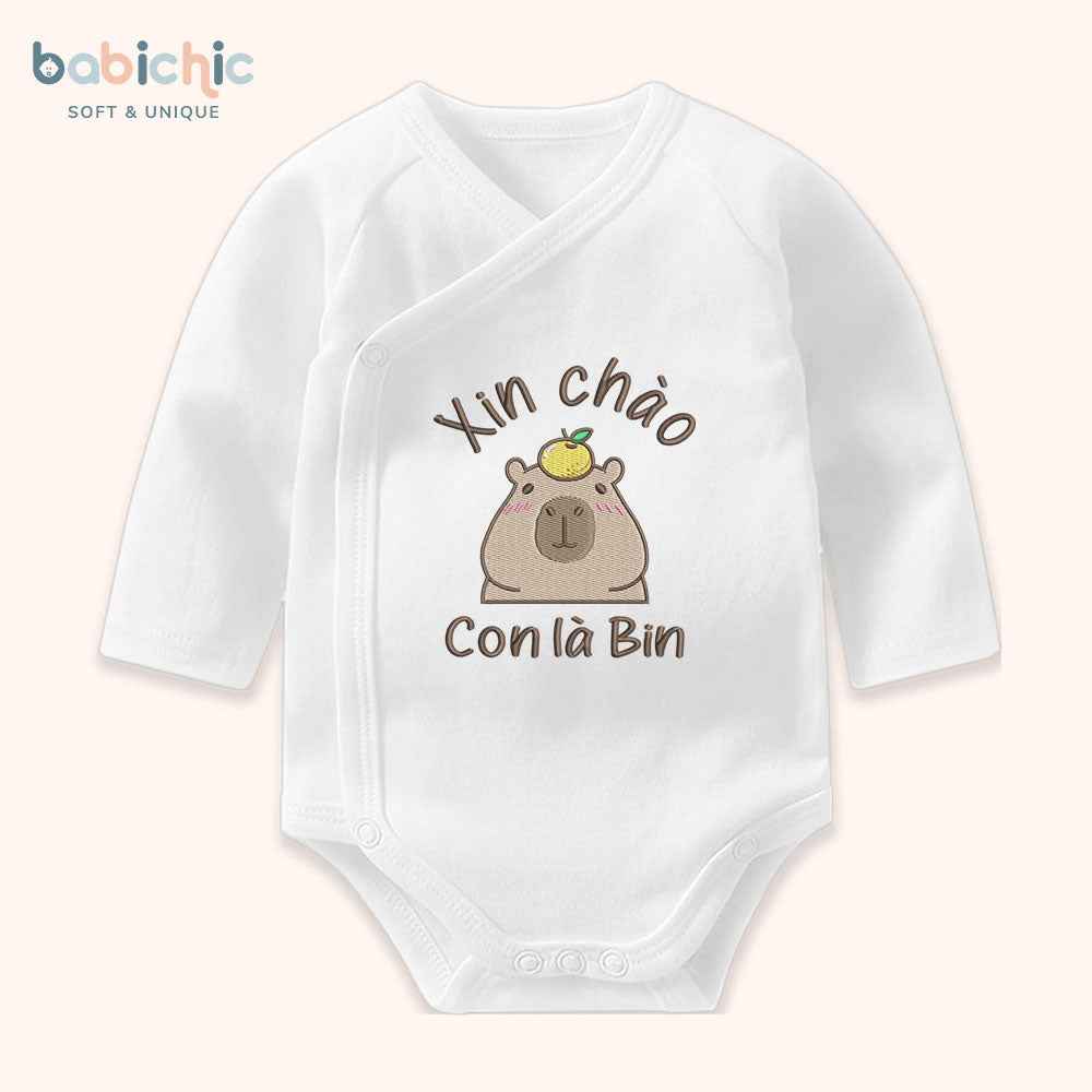Bodysuit cá nhân hóa bé trai mặc đầy tháng – Thêu tên “Con là Bin”, hình Capybara dễ thương
