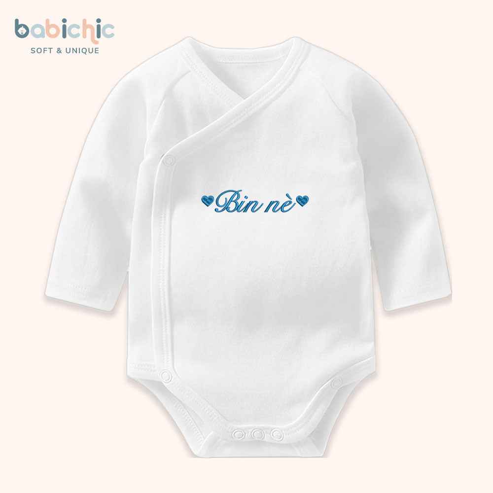 Set đồ sơ sinh thêu tên “Bin nè” – Thiết kế tối giản cá nhân hóa, tone xanh dương cho bé trai