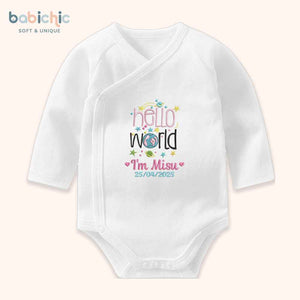 Set đầy tháng bé gái thêu Hello World & tên Misu – Thiết kế kỷ niệm sinh nhật đầu tiên siêu yêu