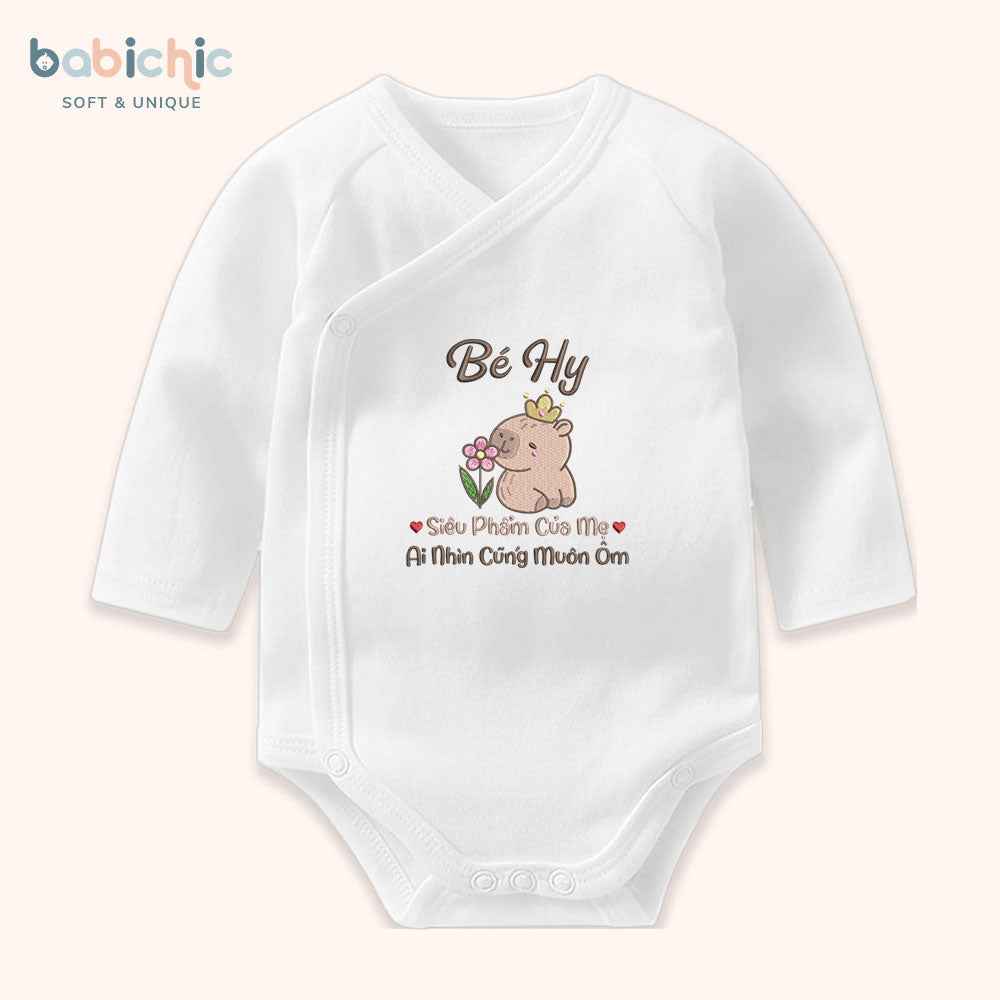 Set đầy tháng bé gái thêu tên Bé Hy & Capybara – Quà cúng mụ ngộ nghĩnh tone nâu ấm áp