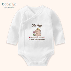 Set đầy tháng bé gái thêu tên Bé Hy & Capybara – Quà cúng mụ ngộ nghĩnh tone nâu ấm áp
