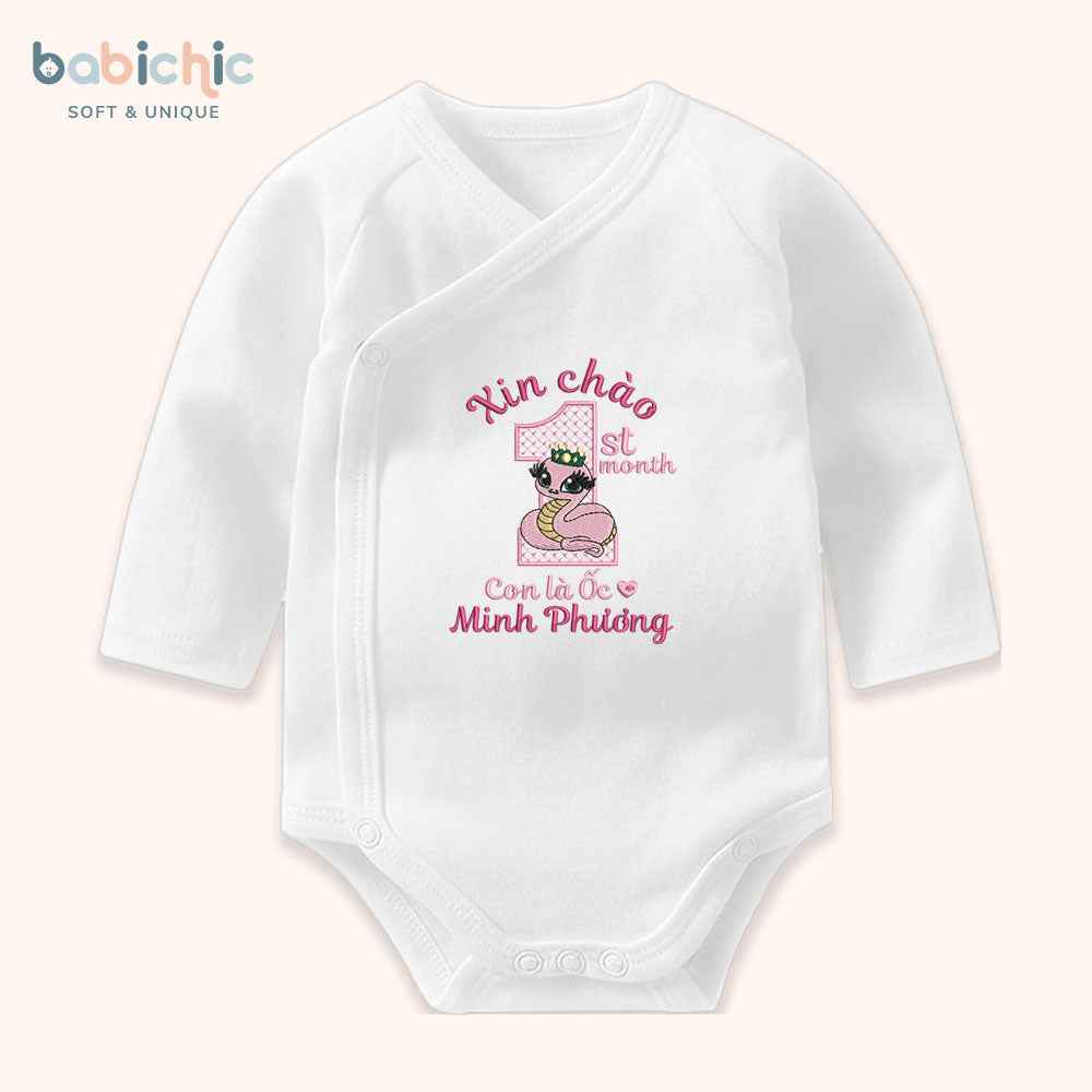 Set đầy tháng bé gái thêu tên Minh Phương – Hình rắn hồng & 1st month ngộ nghĩnh, body cá nhân hóa dịp cúng mụ
