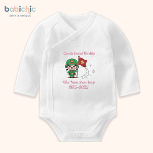 Set đồ bé gái 30/4 – Body thêu “Em bé Bơ” cờ đỏ sao vàng & bản đồ Việt Nam