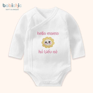 Set đầy tháng bé gái – Body thêu “Hello mama – Hủ Tiếu nè” tone hồng vàng dễ thương, cá nhân hoá tên bé