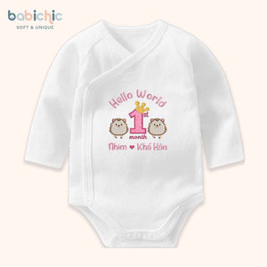 Set đầy tháng bé gái – Body thêu “Hello Nhím – Khả Hân” & hình nhím dễ thương, tone hồng pastel ngọt ngào
