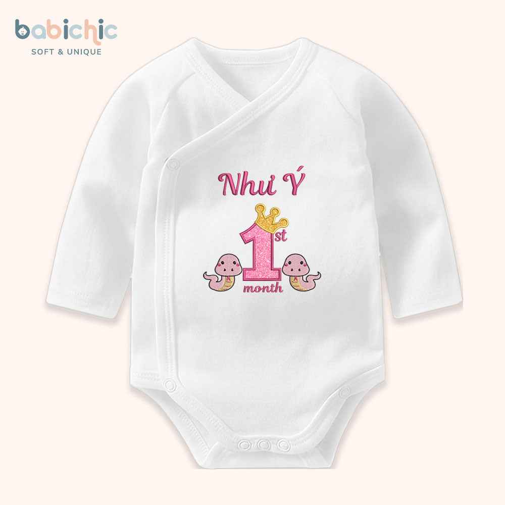 Set đầy tháng bé gái thêu tên riêng – Mẫu “Như Ý” 1st Month, 2 rắn dễ thương