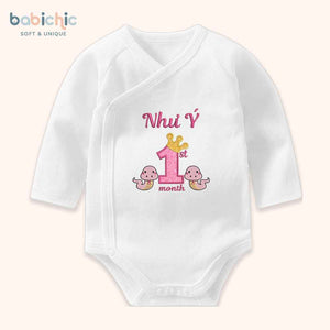 Set đầy tháng bé gái thêu tên riêng – Mẫu “Như Ý” 1st Month, 2 rắn dễ thương