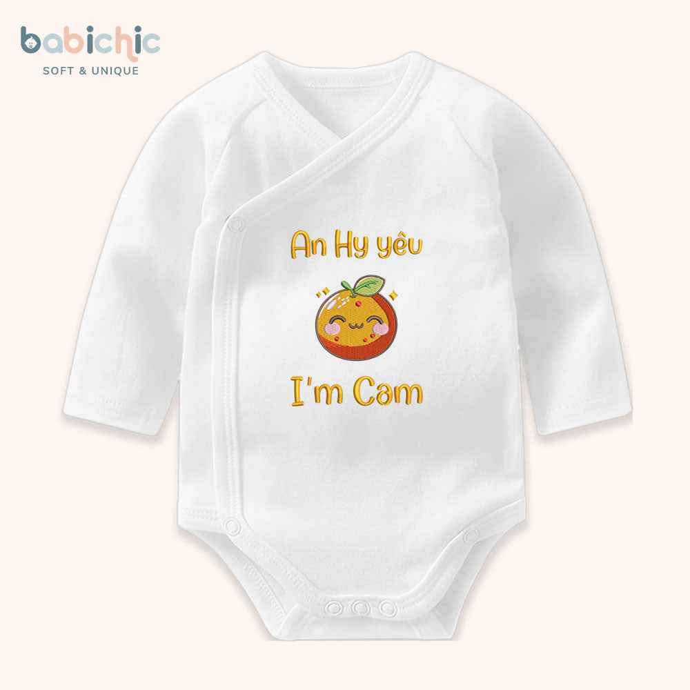 Set sơ sinh thêu tên cho bé gái – Mẫu “An Hy yêu + I'm Cam”, hình trái cam màu cam vàng nổi bật