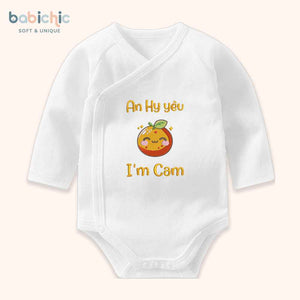 Set sơ sinh thêu tên cho bé gái – Mẫu “An Hy yêu + I'm Cam”, hình trái cam màu cam vàng nổi bật