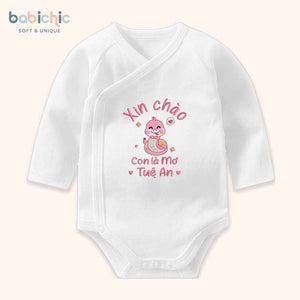 Bodysuit đầy tháng bé gái cá nhân hóa thêu tên – Mẫu “Con là Mơ – Tuệ An”, hình rắn cute, chỉ hồng