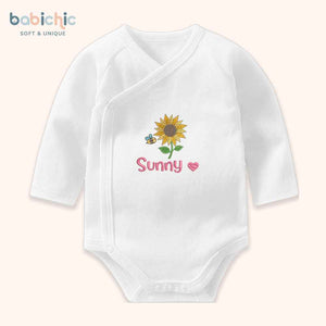 Set đồ đầy tháng bé gái thêu tên cá nhân hóa dễ thương – Bodysuit “Sunny” hoa hướng dương