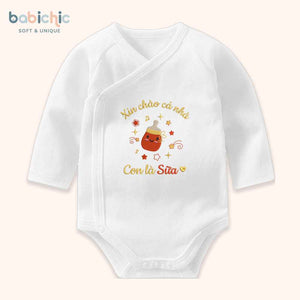 Set đồ đầy tháng cho bé gái thêu tên theo yêu cầu – Mẫu “Con là Sữa” hình bình sữa ngộ nghĩnh
