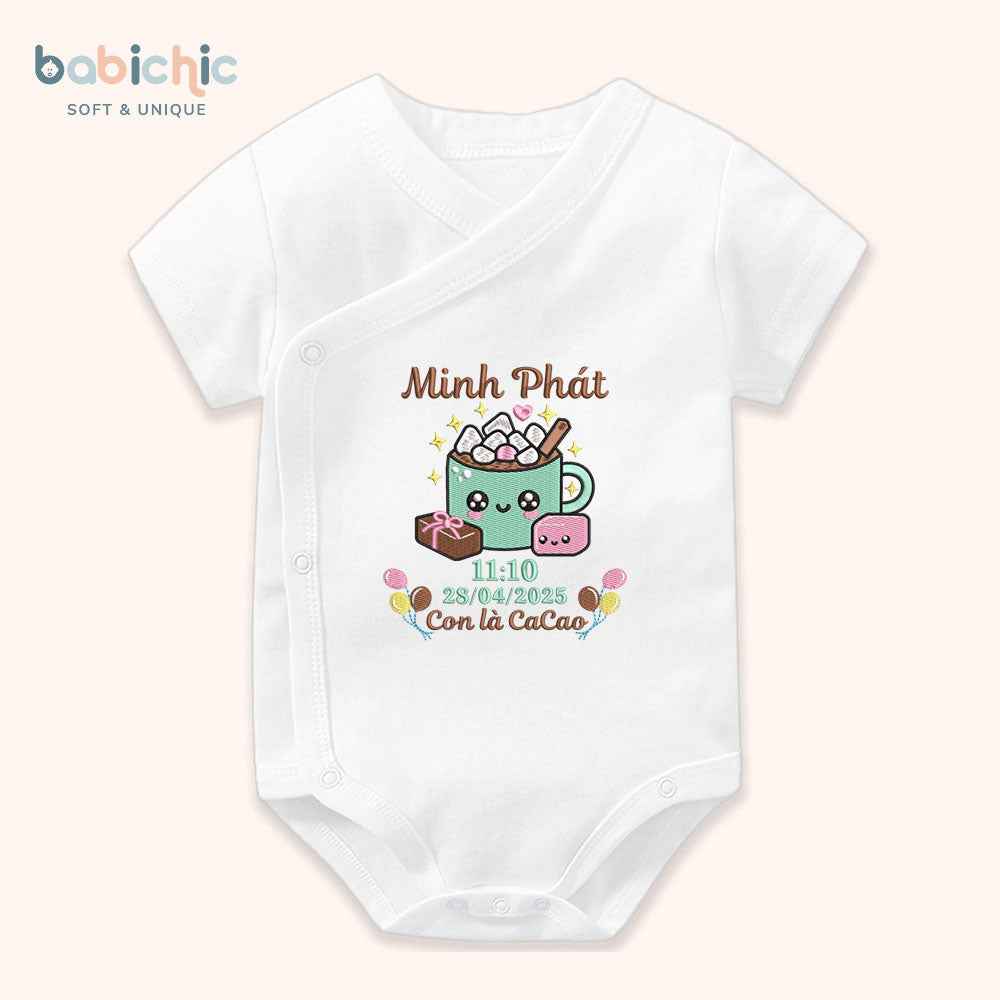 Quà tặng đầy tháng cá nhân hóa cho bé trai – Bodysuit thêu tên “Con là Cacao”, hình ly cacao cute