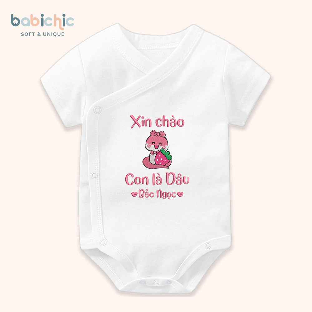 Set quà đầy tháng bé gái thêu tên riêng siêu dễ thương – Mẫu “Con là Dâu – Bảo Ngọc”, hình rắn ôm trái dâu