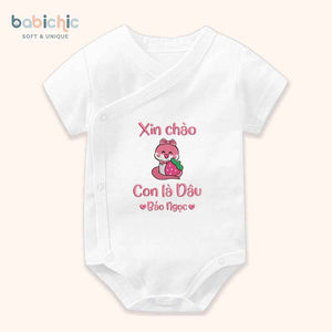 Set quà đầy tháng bé gái thêu tên riêng siêu dễ thương – Mẫu “Con là Dâu – Bảo Ngọc”, hình rắn ôm trái dâu