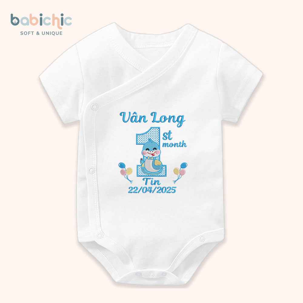 Set quà đầy tháng cá nhân hóa cho bé trai – Bodysuit thêu tên “Vân Long – Tin”, hình rắn 1st month