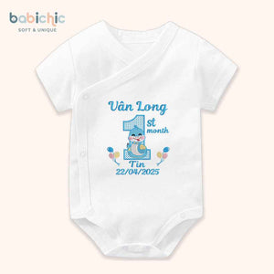 Set quà đầy tháng cá nhân hóa cho bé trai – Bodysuit thêu tên “Vân Long – Tin”, hình rắn 1st month