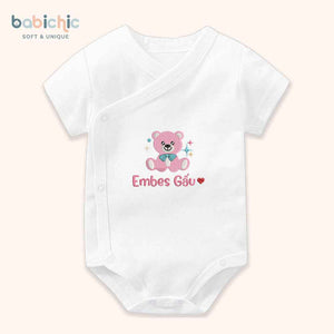 Set quà đầy tháng bé gái cá nhân hóa hình gấu – Mẫu “Embes Gấu”, thêu gấu bông hồng siêu cưng
