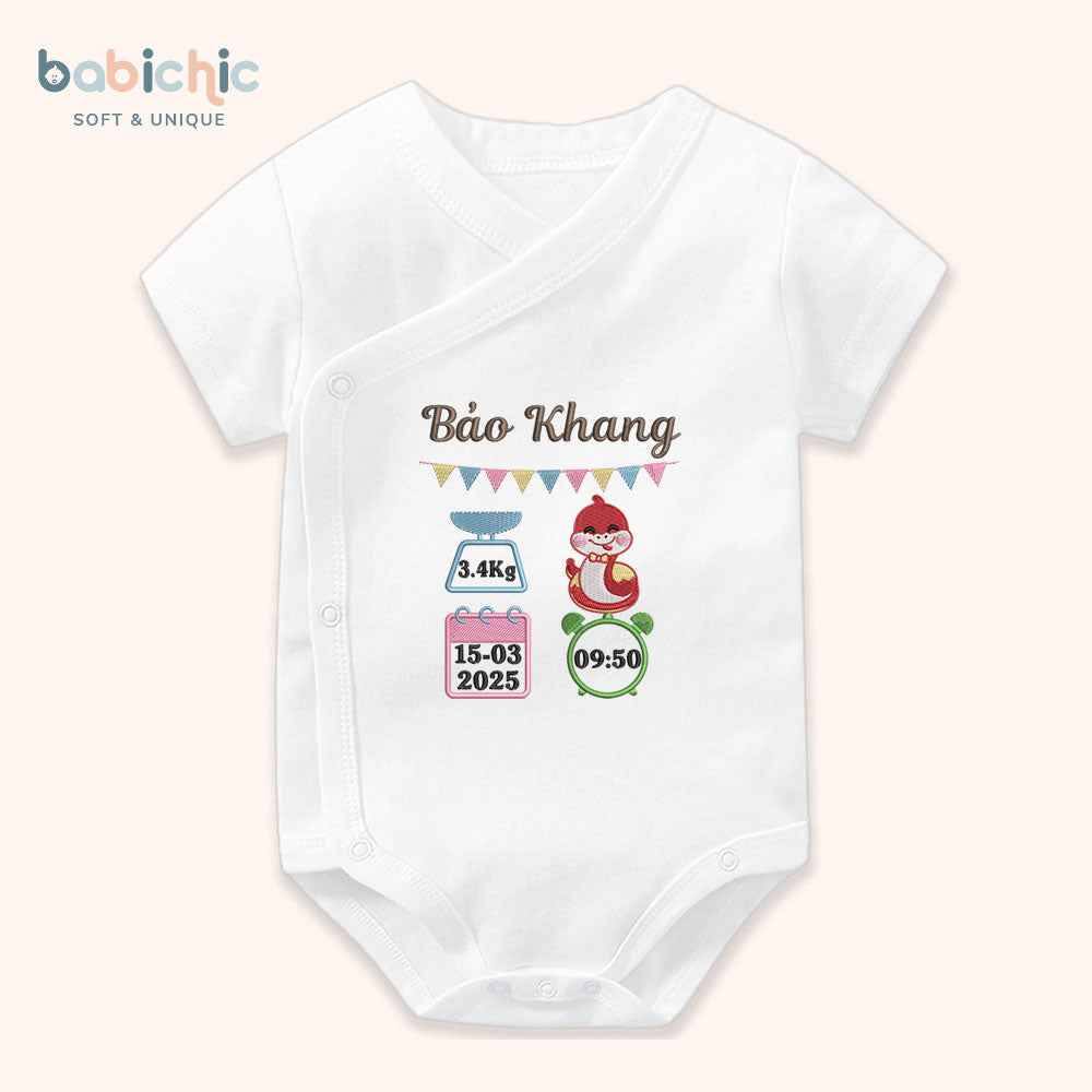 Set quà đầy tháng cho bé trai sơ sinh – Bodysuit thêu tên “Bảo Khang”, hình rắn & thông số sinh