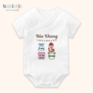 Set quà đầy tháng cho bé trai sơ sinh – Bodysuit thêu tên “Bảo Khang”, hình rắn & thông số sinh