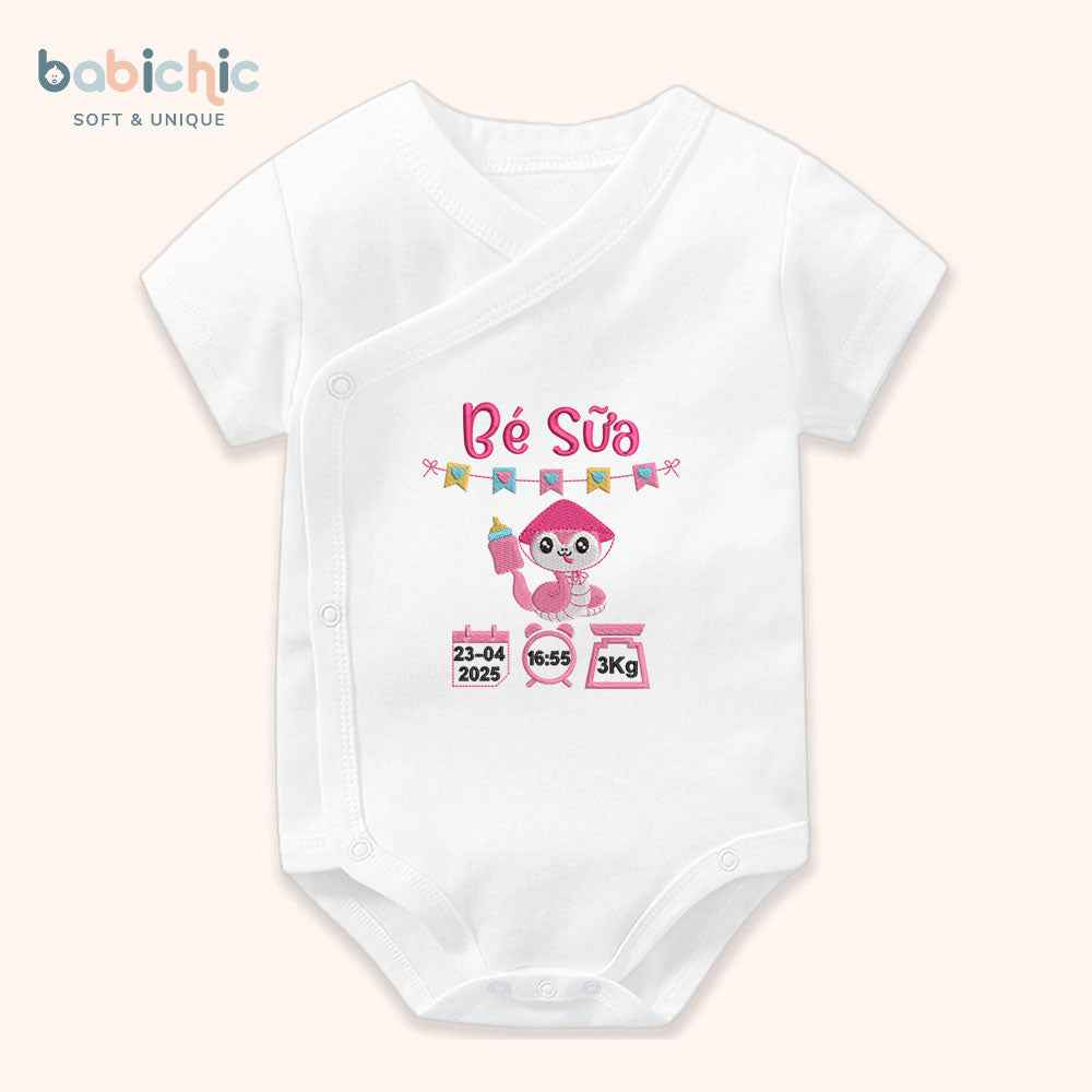 Set đồ đầy tháng bé gái thêu tên & thông số sinh cá nhân hóa – Mẫu “Bé Sữa”, hình rắn hồng siêu dễ thương