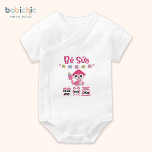Set đồ đầy tháng bé gái thêu tên & thông số sinh cá nhân hóa – Mẫu “Bé Sữa”, hình rắn hồng siêu dễ thương