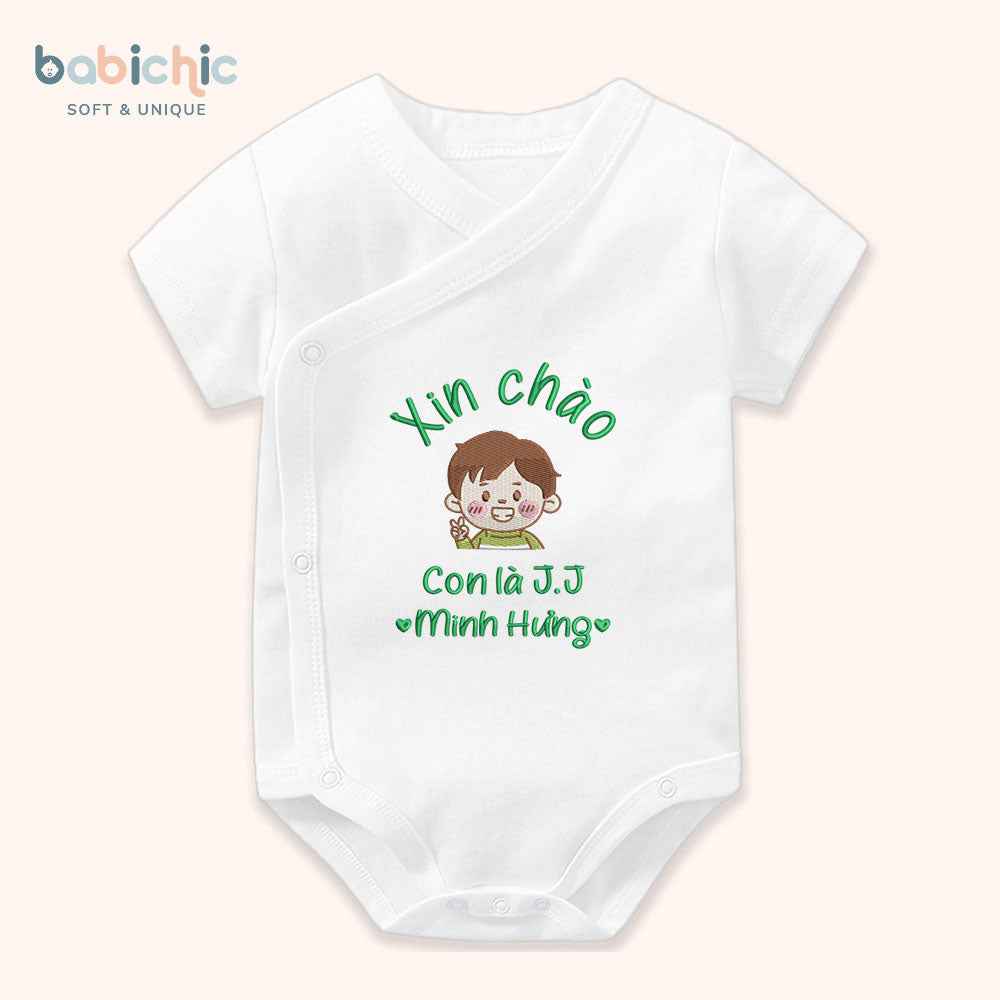 Set đồ sơ sinh đầy tháng cá nhân hóa cho bé trai – Thêu tên “Con là J.J”, hình bé trai cute