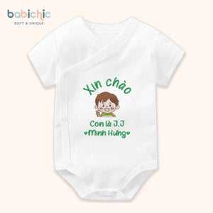 Set đồ sơ sinh đầy tháng cá nhân hóa cho bé trai – Thêu tên “Con là J.J”, hình bé trai cute