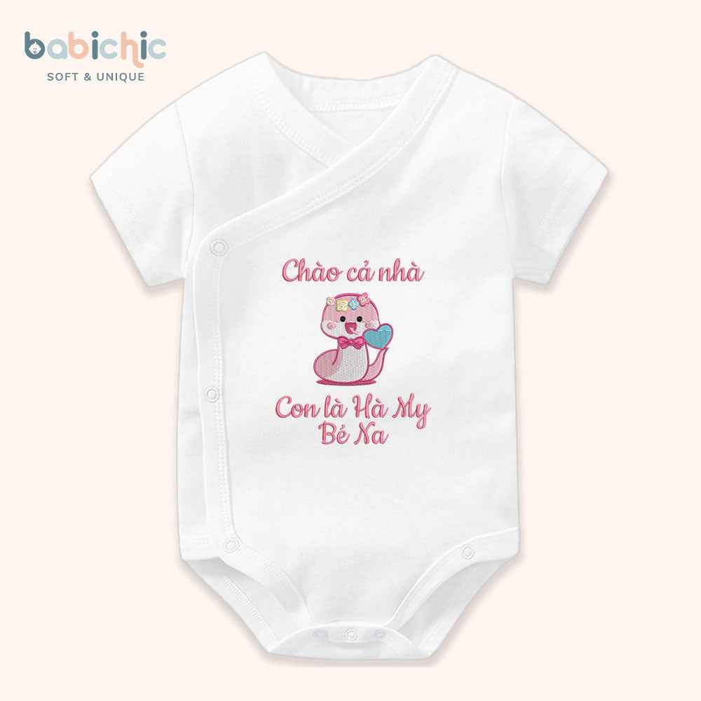 Set quà đầy tháng bé gái cá nhân hóa thêu tên riêng – Mẫu “Con là Hà My – Bé Na”, hình rắn hồng cute