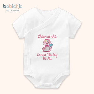 Set quà đầy tháng bé gái cá nhân hóa thêu tên riêng – Mẫu “Con là Hà My – Bé Na”, hình rắn hồng cute