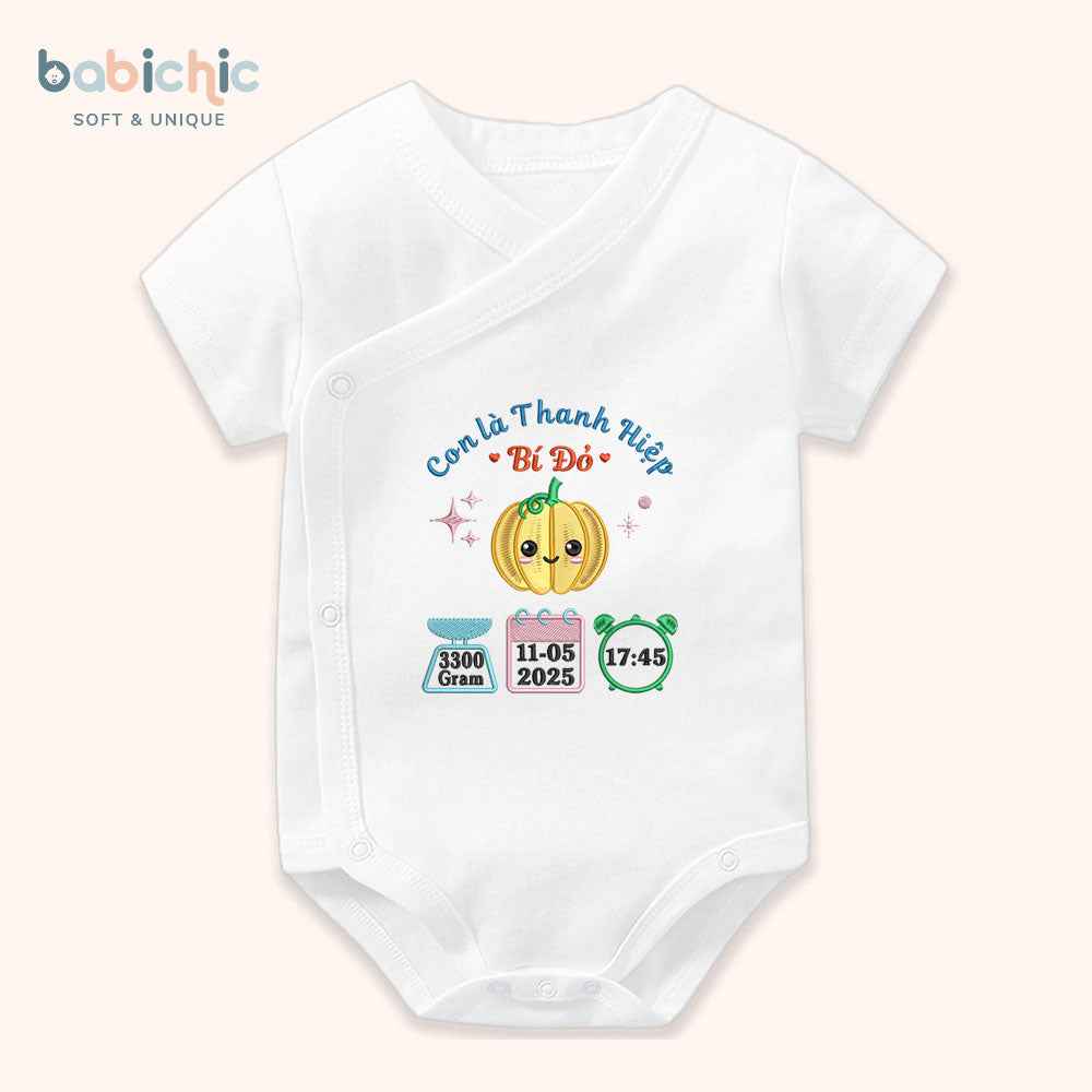 Set quà đầy tháng bé trai cá nhân hóa – Bodysuit thêu tên “Thanh Hiệp – Bí Đỏ”, hình trái bí & thông số sinh