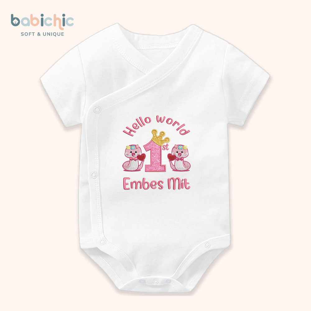 Set đồ đầy tháng bé gái thêu tên riêng & mốc 1st month – Mẫu “Embes Mít” hình rắn hồng cute