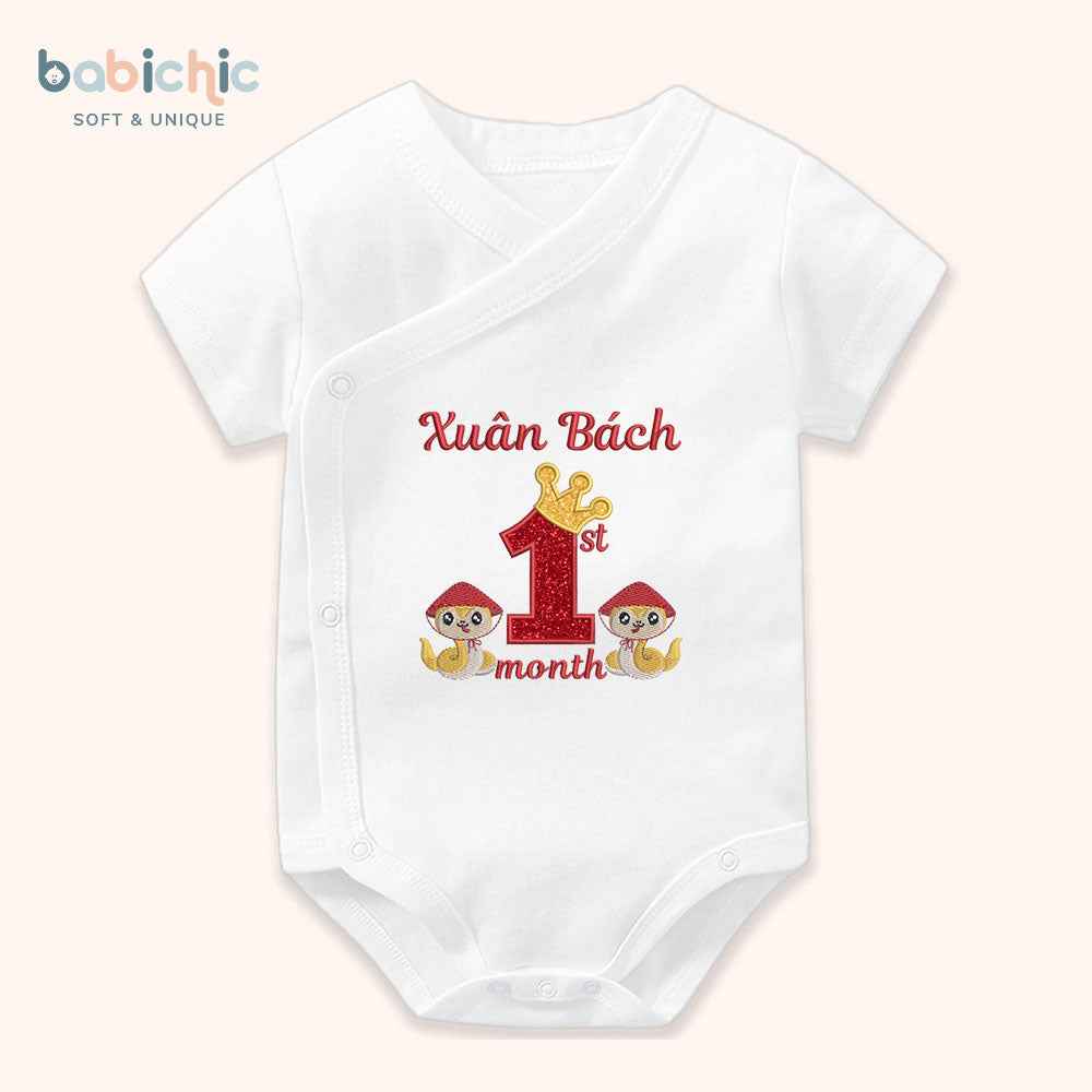 Quà đầy tháng bé trai sơ sinh cá nhân hóa – Bodysuit thêu tên “Xuân Bách”, hình rắn & 1st month