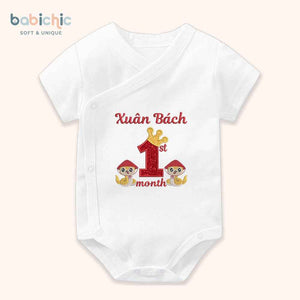 Quà đầy tháng bé trai sơ sinh cá nhân hóa – Bodysuit thêu tên “Xuân Bách”, hình rắn & 1st month