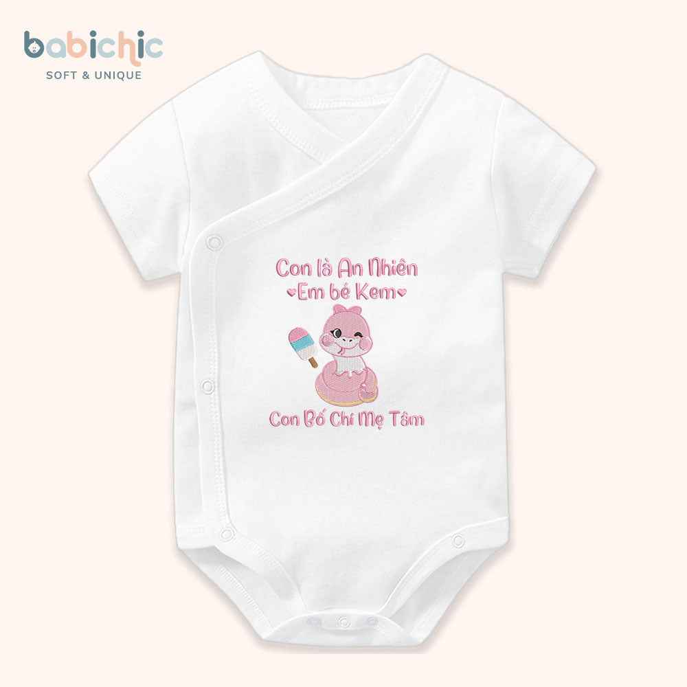 Set quà đầy tháng bé gái thêu tên riêng hình dễ thương – Mẫu “Em bé Kem – An Nhiên”, thêu rắn hồng & cây kem