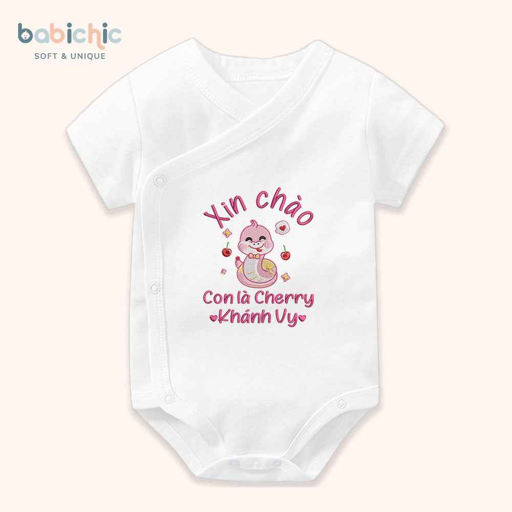 Set quà đầy tháng bé gái cá nhân hóa hình trái cây dễ thương – Mẫu “Cherry – Khánh Vy” thêu rắn hồng & quả cherry