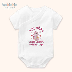 Set quà đầy tháng bé gái cá nhân hóa hình trái cây dễ thương – Mẫu “Cherry – Khánh Vy” thêu rắn hồng & quả cherry