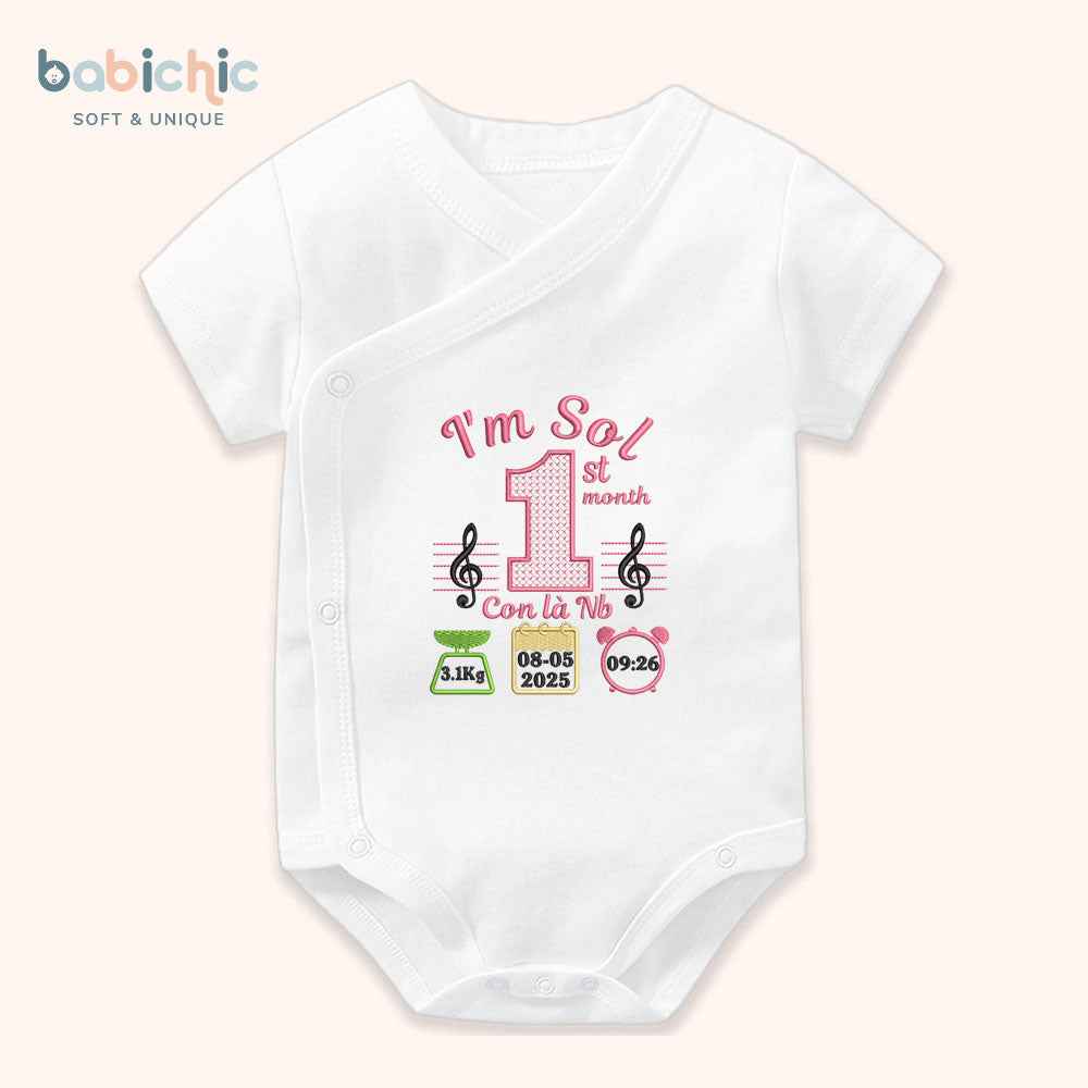 Set đồ đầy tháng bé gái thêu tên cá nhân hóa – Bodysuit “I’m Sol”, họa tiết nốt nhạc, 1st month & thông số sinh