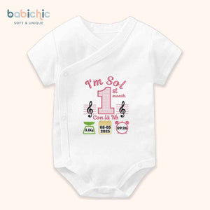 Set đồ đầy tháng bé gái thêu tên cá nhân hóa – Bodysuit “I’m Sol”, họa tiết nốt nhạc, 1st month & thông số sinh
