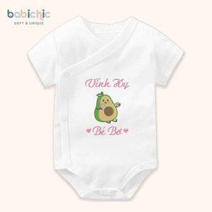 Set đồ đầy tháng bé gái thêu tên & hình trái cây cá nhân hóa – Mẫu “Vĩnh Hy – Bé Bơ”, họa tiết quả bơ siêu dễ thương