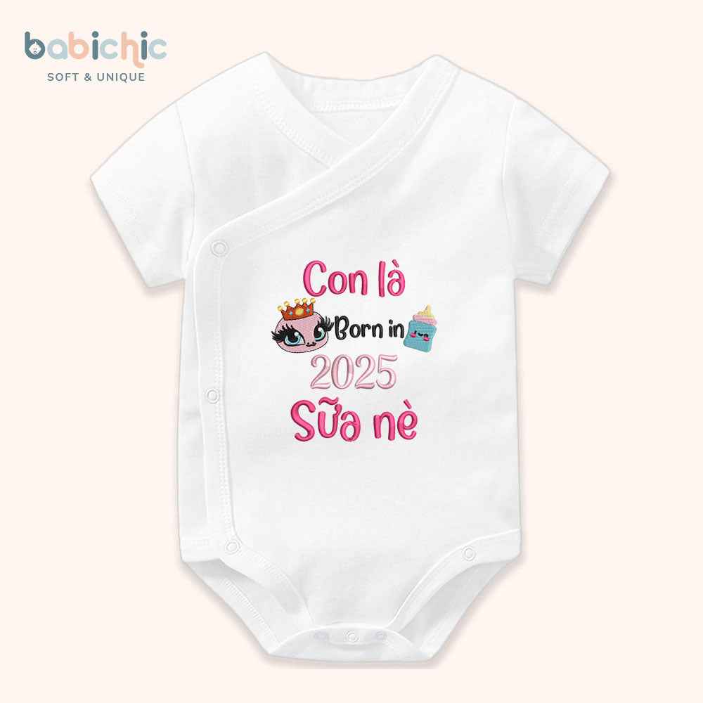 Set quà đầy tháng bé gái cá nhân hóa hiện đại & đáng yêu – Mẫu “Sữa Nè – Born in 2025”, hình bình sữa đội vương miện