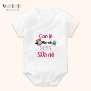 Set quà đầy tháng bé gái cá nhân hóa hiện đại & đáng yêu – Mẫu “Sữa Nè – Born in 2025”, hình bình sữa đội vương miện