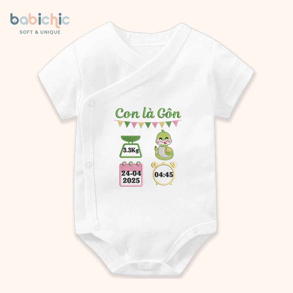 Set quà đầy tháng sơ sinh thêu tên bé trai theo yêu cầu – Bodysuit “Con là Gôn”, hình rắn xanh lá + thông số sinh