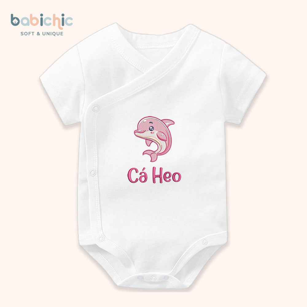 Set quà đầy tháng bé gái thêu hình động vật dễ thương – Mẫu “Cá Heo Hồng” tone pastel