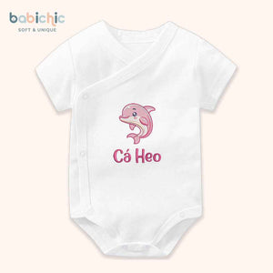 Set quà đầy tháng bé gái thêu hình động vật dễ thương – Mẫu “Cá Heo Hồng” tone pastel
