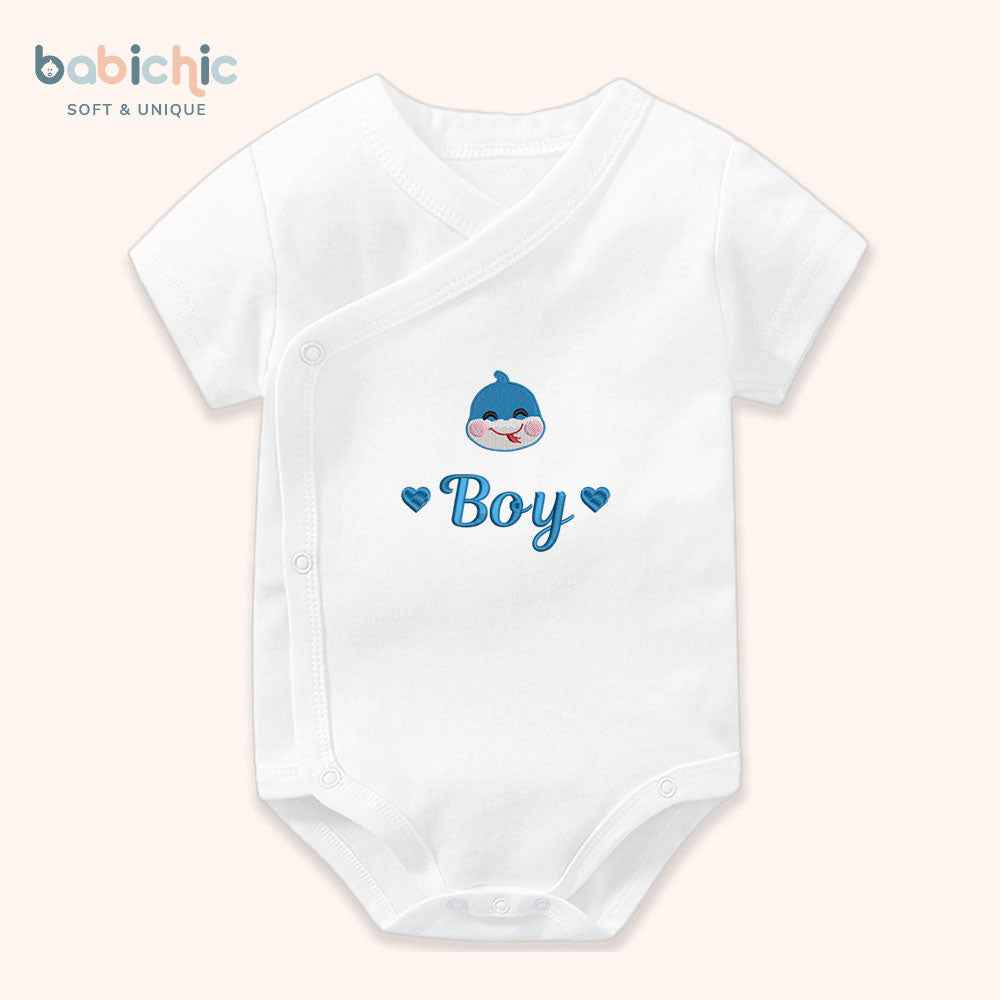 Set quà thêu tên cho bé trai - Boy - Cotton Organic, Hình Thêu Tối Giản, Xanh Dương, Quà Đầy Tháng Cá Nhân Hóa Cho Bé Trai