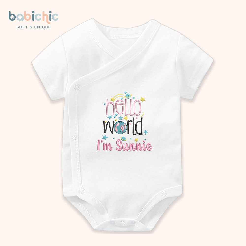 Set quà đầy tháng cá nhân hóa cho bé gái “I'm Sunnie” – thêu mặt trời & địa cầu dễ thương